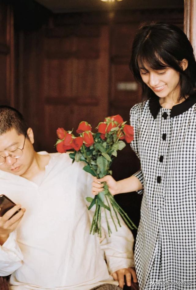 李诞自曝结婚,他和黑尾酱在一起的日常简直是情侣拍照指南!