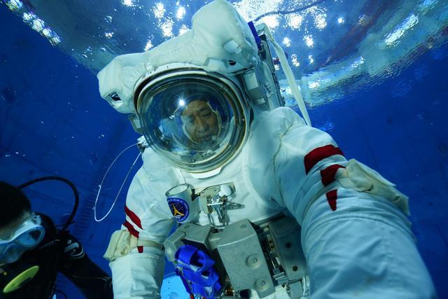 神舟十二号发射成功,57岁聂海胜三巡太空,我国为何不选年轻人