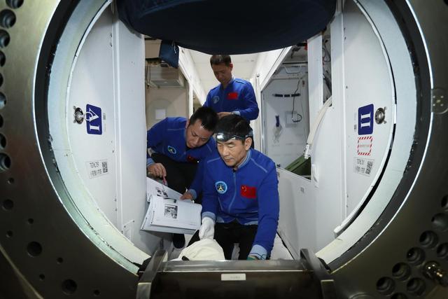 神舟十二号发射成功,57岁聂海胜三巡太空,我国为何不选年轻人