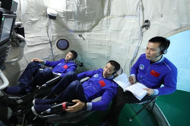 神舟十二号发射成功,57岁聂海胜三巡太空,我国为何不选年轻人