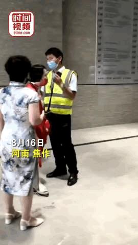 拒绝扫码,大妈竟一巴掌把防疫人员抡倒在地!网友怒了