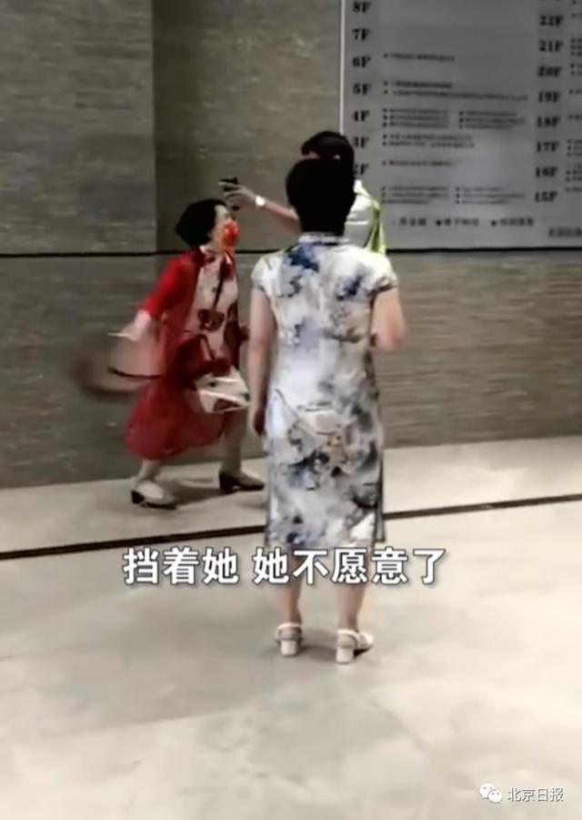 拒绝扫码,大妈竟一巴掌把防疫人员抡倒在地!网友怒了