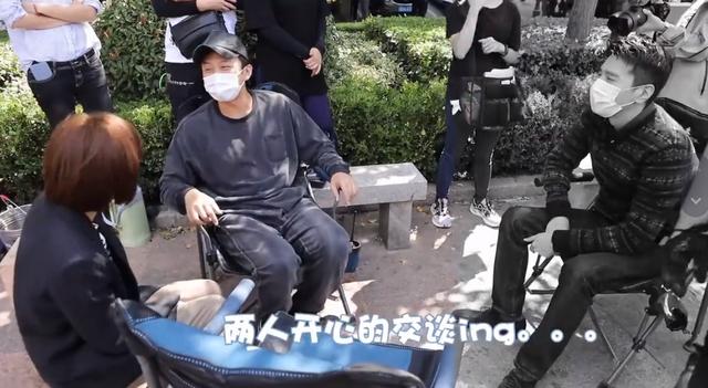 邓超现身探班孙俪,捏肩按摩热聊不停,身旁赵又廷狂吃狗粮太无奈