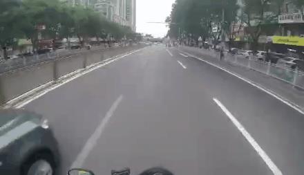 北京街头,摩托骑手斑马线礼让行人,却遭后车不满恶意别车…