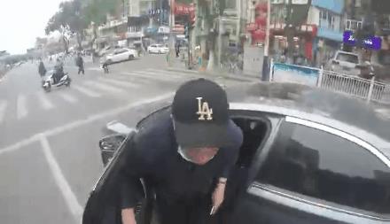 北京街头,摩托骑手斑马线礼让行人,却遭后车不满恶意别车…