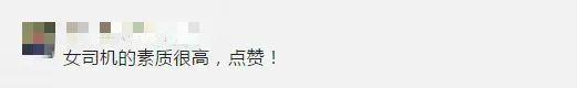 北京街头,摩托骑手斑马线礼让行人,却遭后车不满恶意别车…