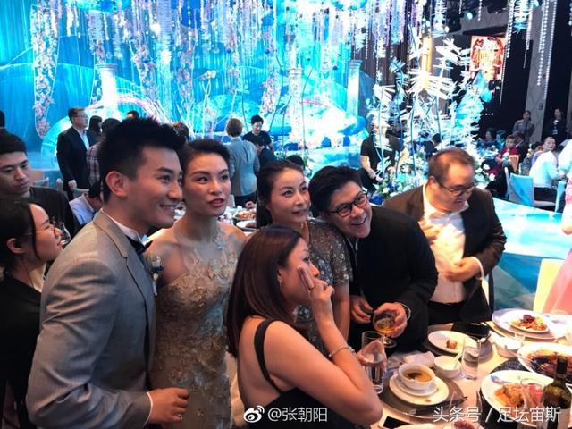 4大跳水皇后聚首！千亿媳妇郭晶晶亮相吴敏霞婚礼 霍启刚笑开花
