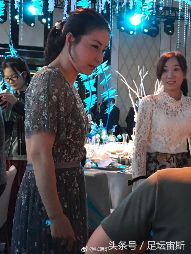 4大跳水皇后聚首！千亿媳妇郭晶晶亮相吴敏霞婚礼 霍启刚笑开花