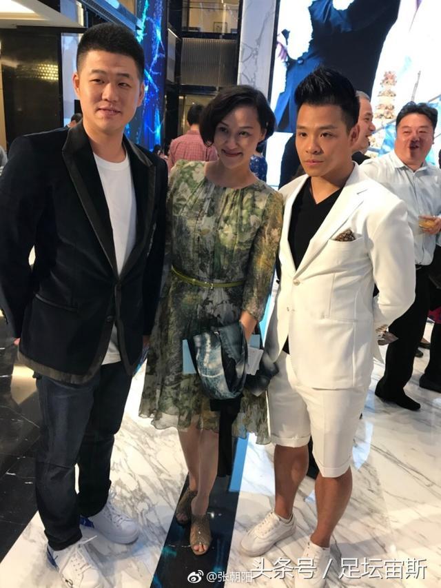 4大跳水皇后聚首！千亿媳妇郭晶晶亮相吴敏霞婚礼 霍启刚笑开花