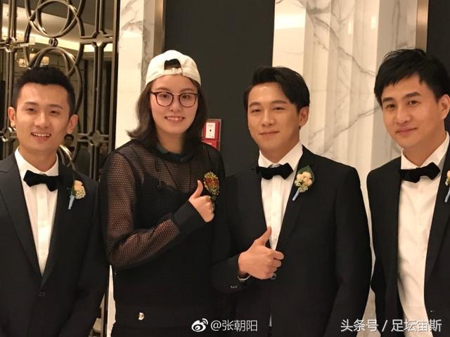 4大跳水皇后聚首！千亿媳妇郭晶晶亮相吴敏霞婚礼 霍启刚笑开花