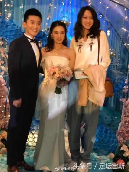 4大跳水皇后聚首！千亿媳妇郭晶晶亮相吴敏霞婚礼 霍启刚笑开花