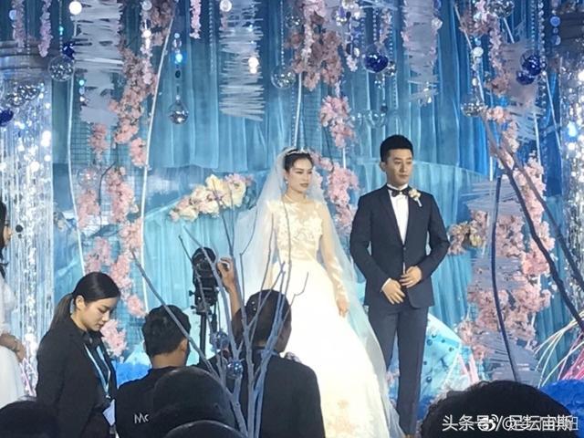 4大跳水皇后聚首！千亿媳妇郭晶晶亮相吴敏霞婚礼 霍启刚笑开花