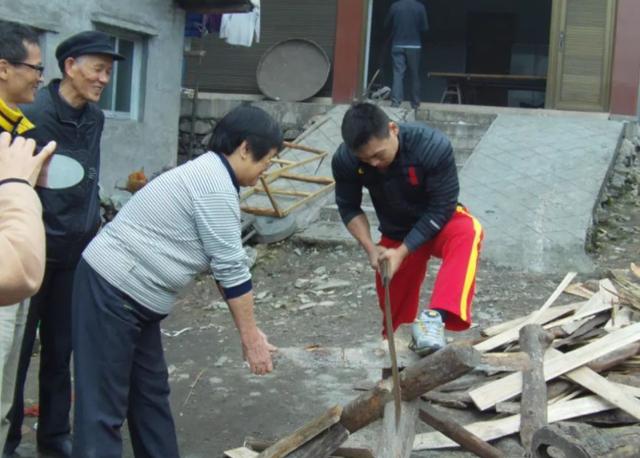 父亲罹患脑癌去世,母亲靠打工养全家,谌利军举重冠军来之不易