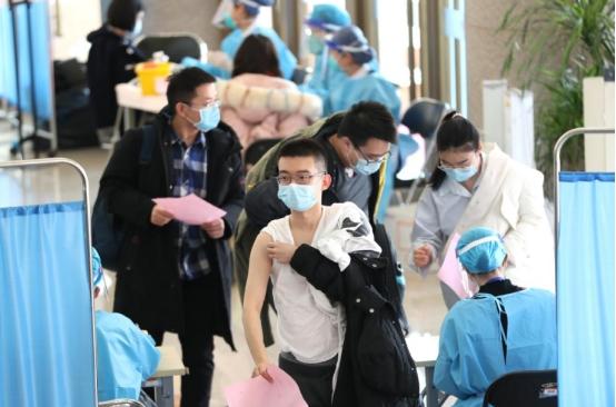 中国刚商讨接种第三针,谭德塞就喊停接种,呼吁关注贫穷国家