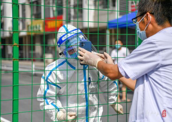 上海新增2例本土确诊,松江一小区实施封闭进行核酸检测
