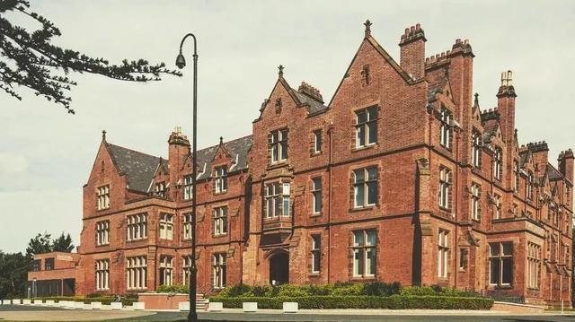 英国女王大学:世界一流研究型大学,超3亿英镑打造的现代化校园