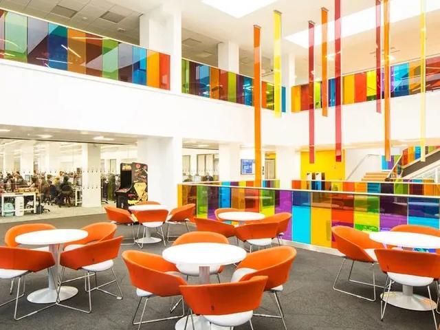 英国女王大学:世界一流研究型大学,超3亿英镑打造的现代化校园