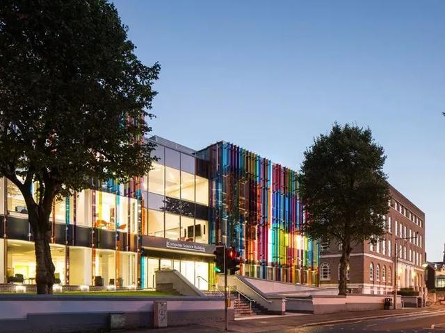 英国女王大学:世界一流研究型大学,超3亿英镑打造的现代化校园