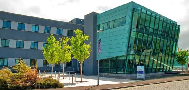 英国女王大学:世界一流研究型大学,超3亿英镑打造的现代化校园