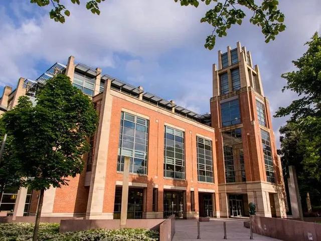 英国女王大学:世界一流研究型大学,超3亿英镑打造的现代化校园