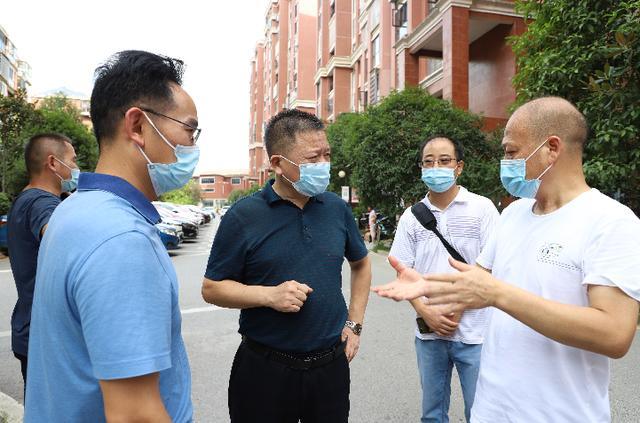 筑牢全民免疫屏障!曾秦伟、江韬“四不两直”督导疫苗接种、“三码”联查工作