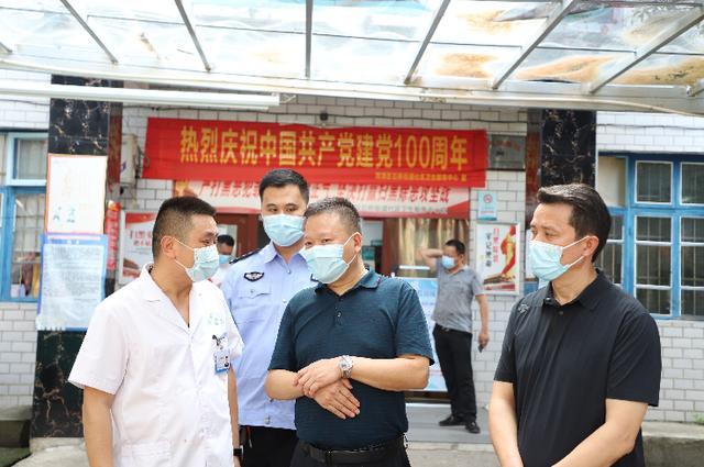 筑牢全民免疫屏障!曾秦伟、江韬“四不两直”督导疫苗接种、“三码”联查工作