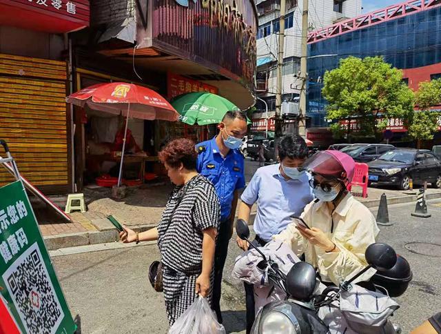 筑牢全民免疫屏障!曾秦伟、江韬“四不两直”督导疫苗接种、“三码”联查工作