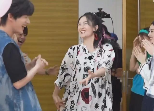 谢娜生二胎后正式复工,获赵丽颖捧场助威,与吴昕后台拥抱破不和