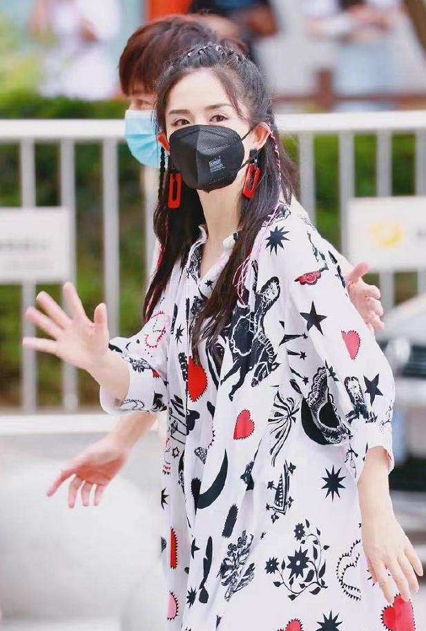 谢娜生二胎后正式复工,获赵丽颖捧场助威,与吴昕后台拥抱破不和