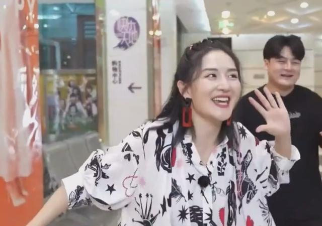 谢娜生二胎后正式复工,获赵丽颖捧场助威,与吴昕后台拥抱破不和