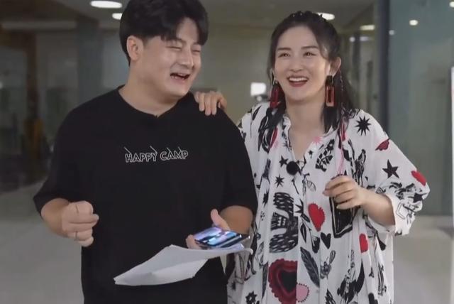 谢娜生二胎后正式复工,获赵丽颖捧场助威,与吴昕后台拥抱破不和