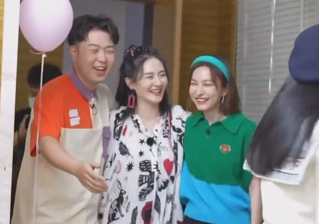 谢娜生二胎后正式复工,获赵丽颖捧场助威,与吴昕后台拥抱破不和
