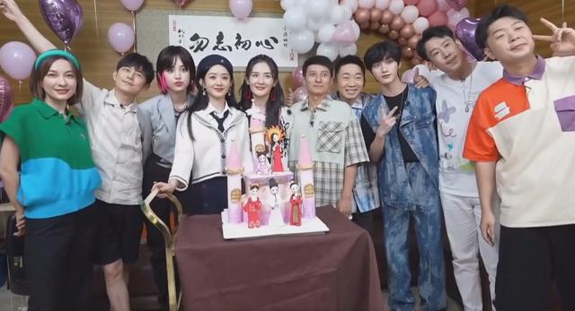 谢娜生二胎后正式复工,获赵丽颖捧场助威,与吴昕后台拥抱破不和
