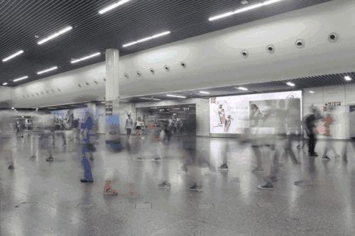 素质太差!上海地铁上,小伙制止老伯随地吐痰,惨遭口水“洗脸”
