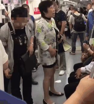 素质太差!上海地铁上,小伙制止老伯随地吐痰,惨遭口水“洗脸”