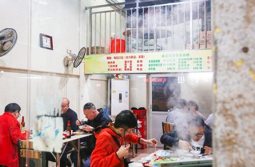 学会一招受益无穷,从电焊工到千亿富翁,海底捞张勇的传奇人生