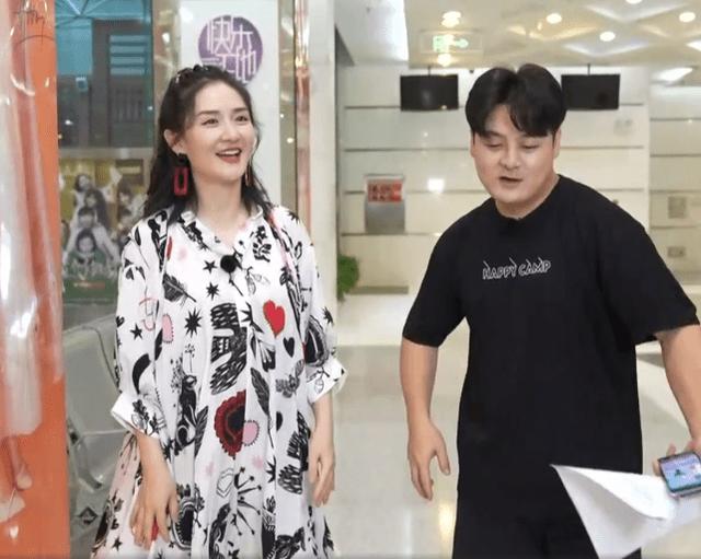 谢娜生二胎后正式复工状态超好,与赵丽颖牵手拥抱尽显闺蜜情深