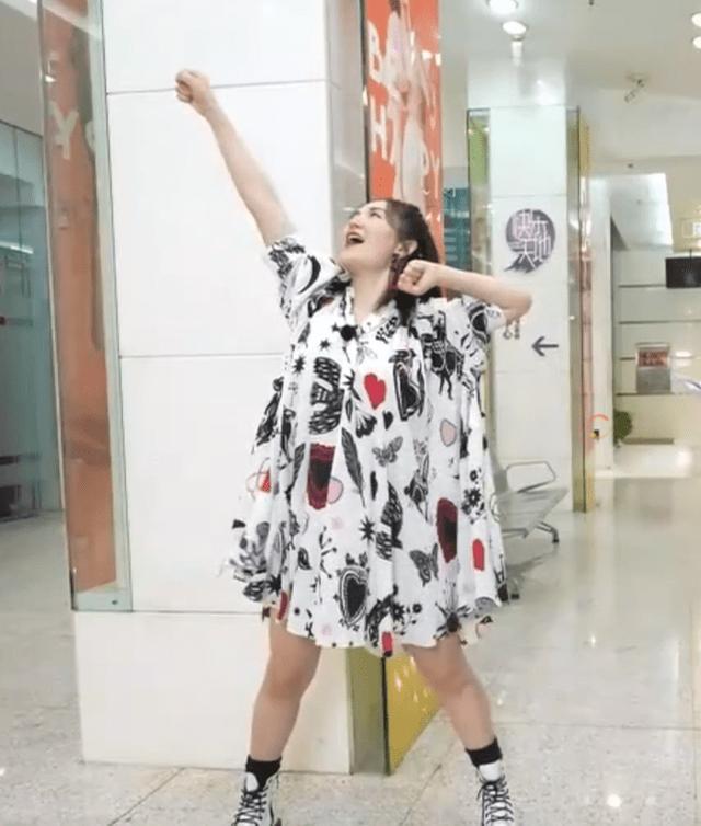 谢娜生二胎后正式复工状态超好,与赵丽颖牵手拥抱尽显闺蜜情深