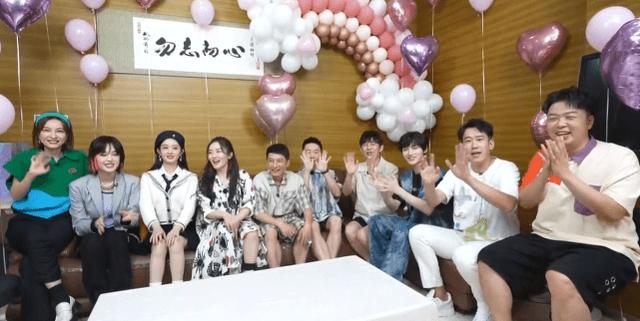 谢娜生二胎后正式复工状态超好,与赵丽颖牵手拥抱尽显闺蜜情深