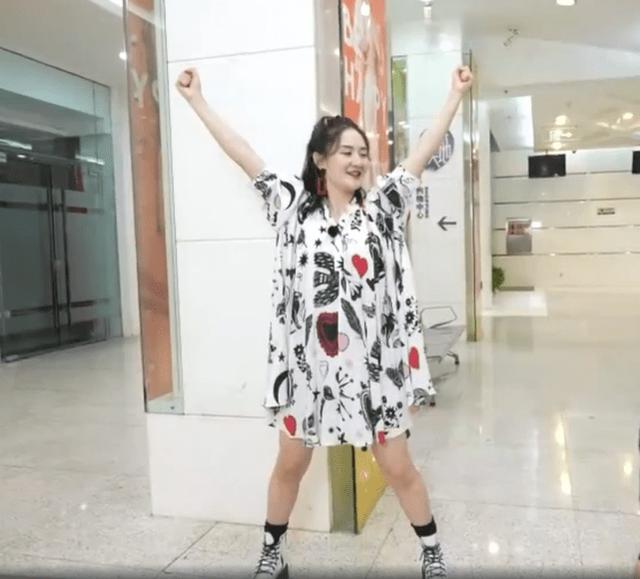 谢娜生二胎后正式复工状态超好,与赵丽颖牵手拥抱尽显闺蜜情深