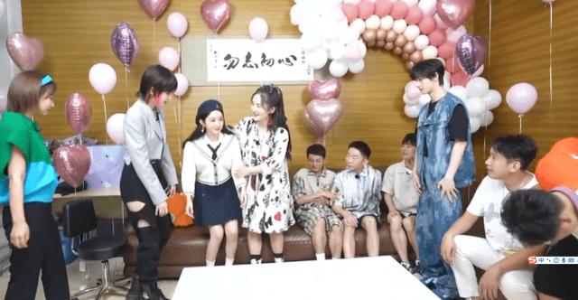 谢娜生二胎后正式复工状态超好,与赵丽颖牵手拥抱尽显闺蜜情深