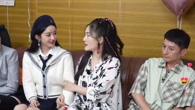 谢娜生二胎后正式复工状态超好,与赵丽颖牵手拥抱尽显闺蜜情深