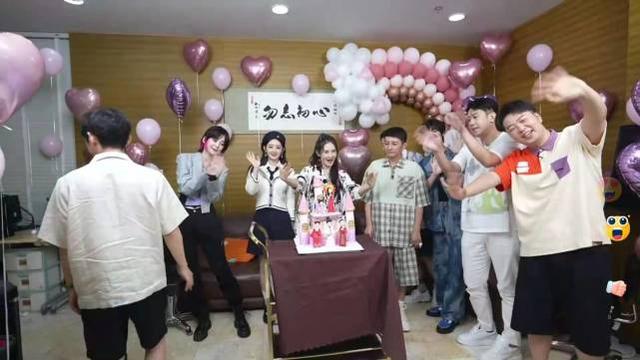 谢娜生二胎后正式复工状态超好,与赵丽颖牵手拥抱尽显闺蜜情深