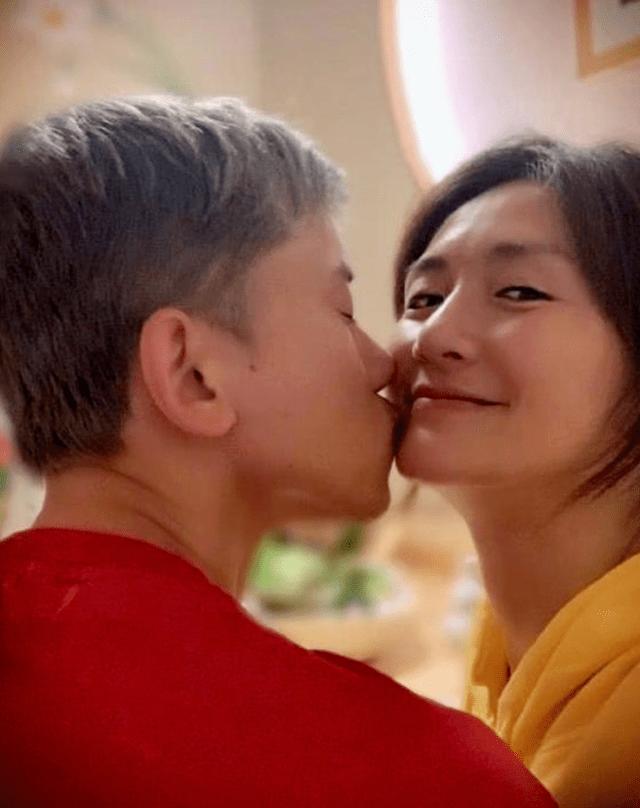 谢娜生二胎后正式复工状态超好,与赵丽颖牵手拥抱尽显闺蜜情深