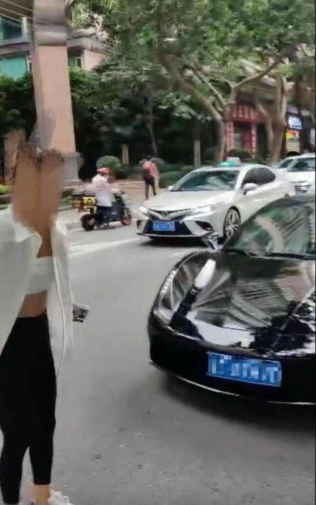 “我有关系,弄死你!”女子开法拉利追尾后威胁对方?,警方:车是租的?
