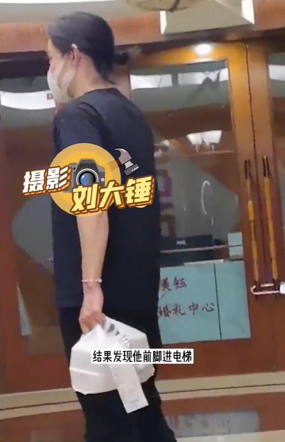 尹正陈都灵被曝恋情,两人一起同回酒店,相差7岁曾合作《鬓边》