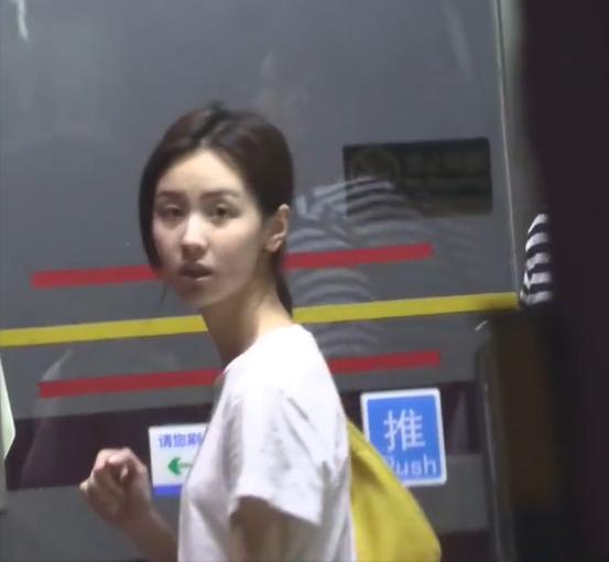尹正陈都灵被曝恋情,两人一起同回酒店,相差7岁曾合作《鬓边》