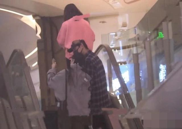 尹正陈都灵被曝恋情,两人一起同回酒店,相差7岁曾合作《鬓边》