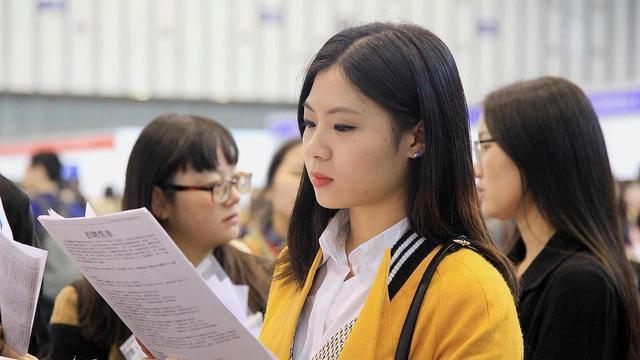 很棘手!大学应届毕业生越来越多,两年后就可能突破900万