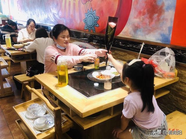 浪漫七夕 餐厅为女顾客送上鲜花与祝福